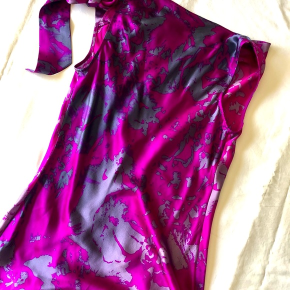 Tie sleeve 100% curve hugging abstract blouse - Picture 8 of 10